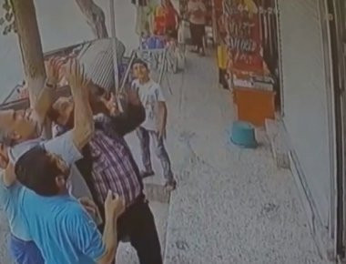 Τουρκία: Η στιγμή που περαστικοί πιάνουν στον αέρα δίχρονο κοριτσάκι που έπεσε από μπαλκόνι (βίντεο)